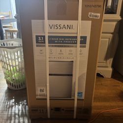 VISSANI 2 door mini fridge with freezer NEW in Box 