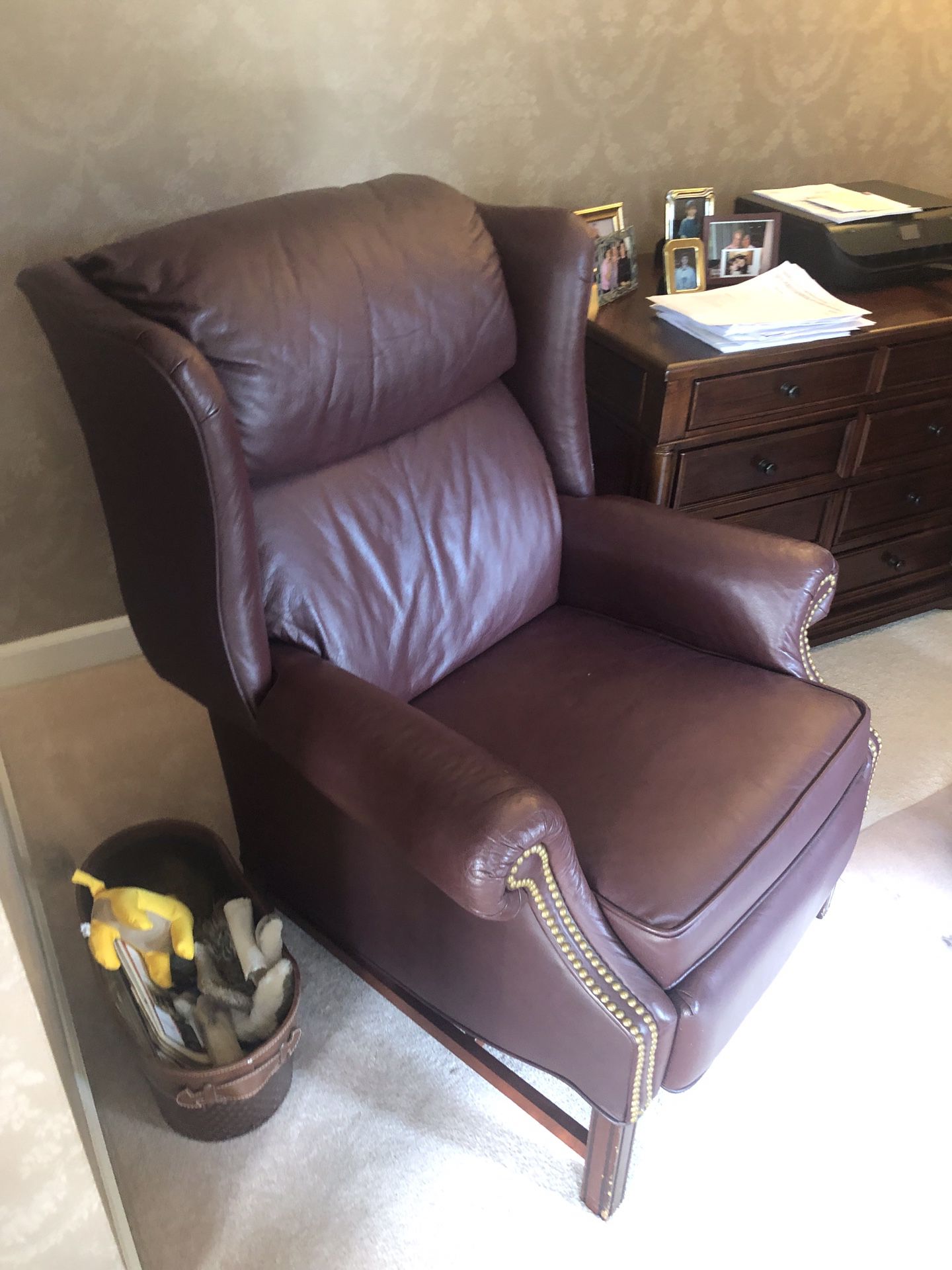Beautiful reclinable leather chair brand Lane