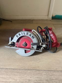 Skilsaw-magnesium corded electric  15 amp 7-1/4