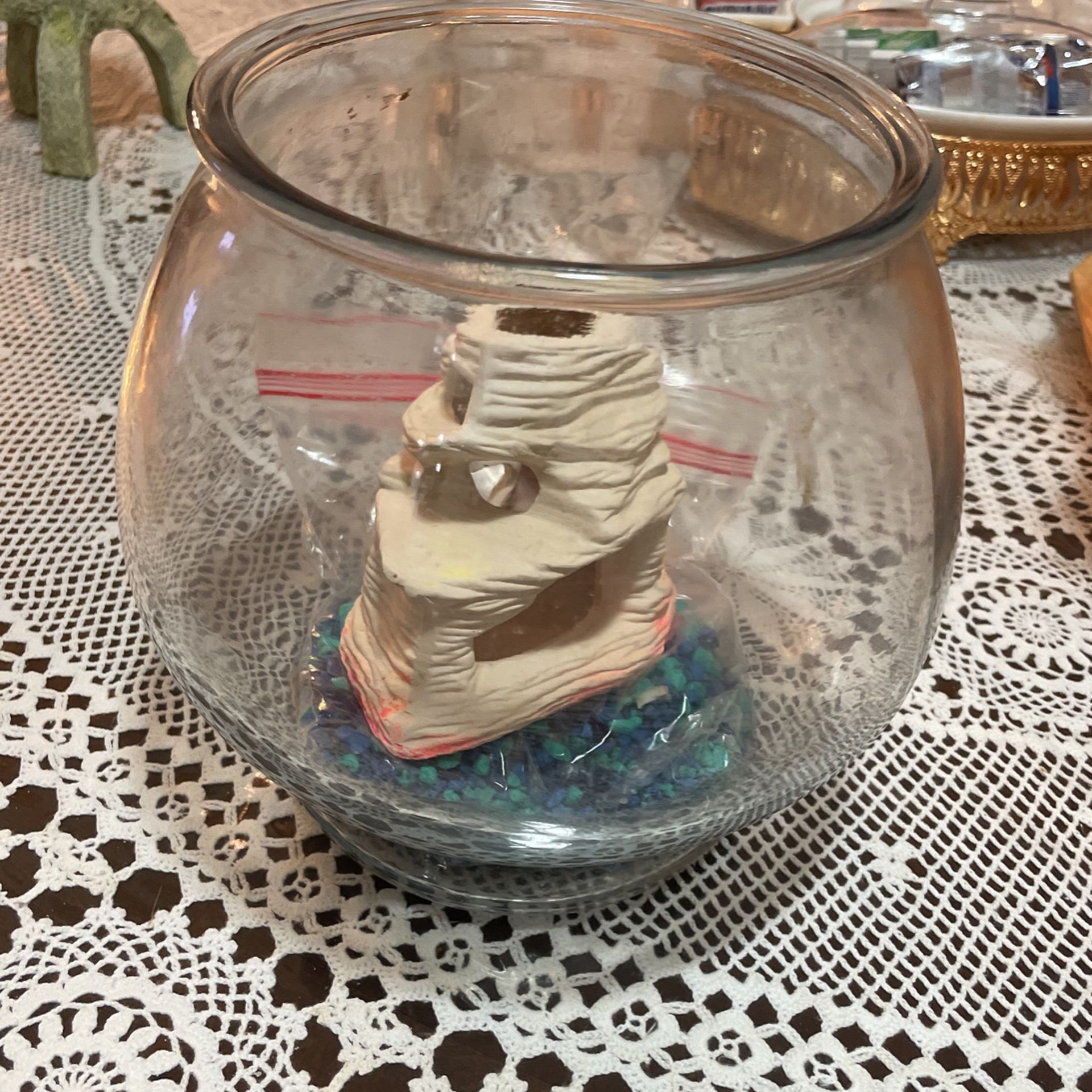 1 Gallon Fish Tank With Rocks And Decor $10