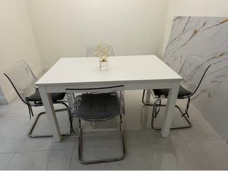 Mesa de comedor blanca moderna con 4 sillas