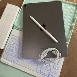 Apple iPad Air 5th Generation (M1 chip / 2022) 64GB with keyboard, pencil & Accessories 