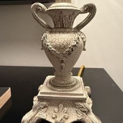 Classic off-white lampshade in iron.