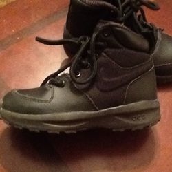 Nike acg boots size 11 in toddler