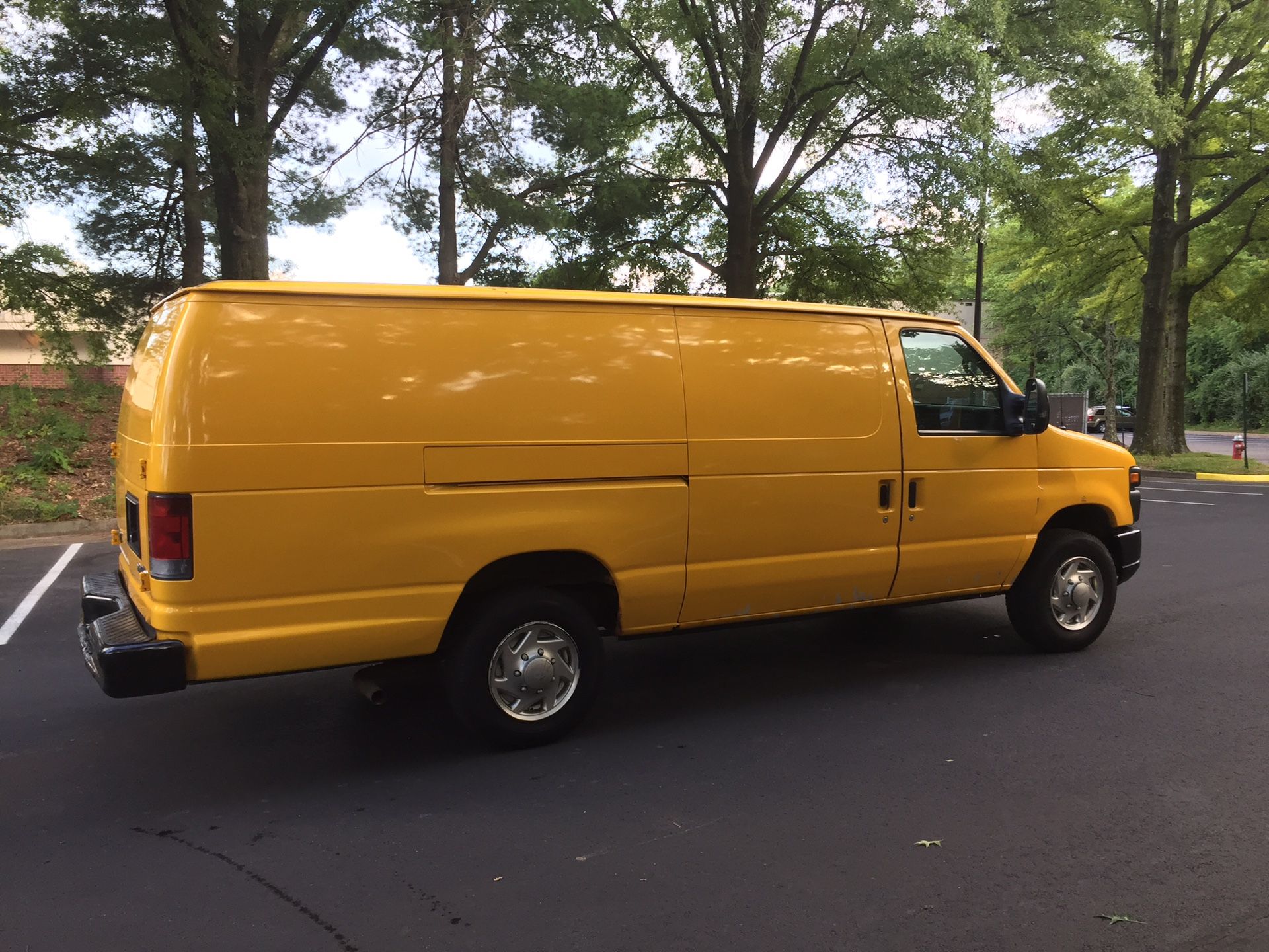 2010 Ford E2 50 cargo van Extended body 125,000 miles