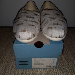 NEW WITH BOX WOMENS TOMS SIZE 7 