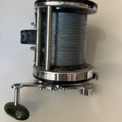 Vintage Retro Penn Surfmaster Fishing Reel With a Bakelite Handle 