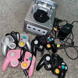 Game Cube Comes W/ Controllers & Game 