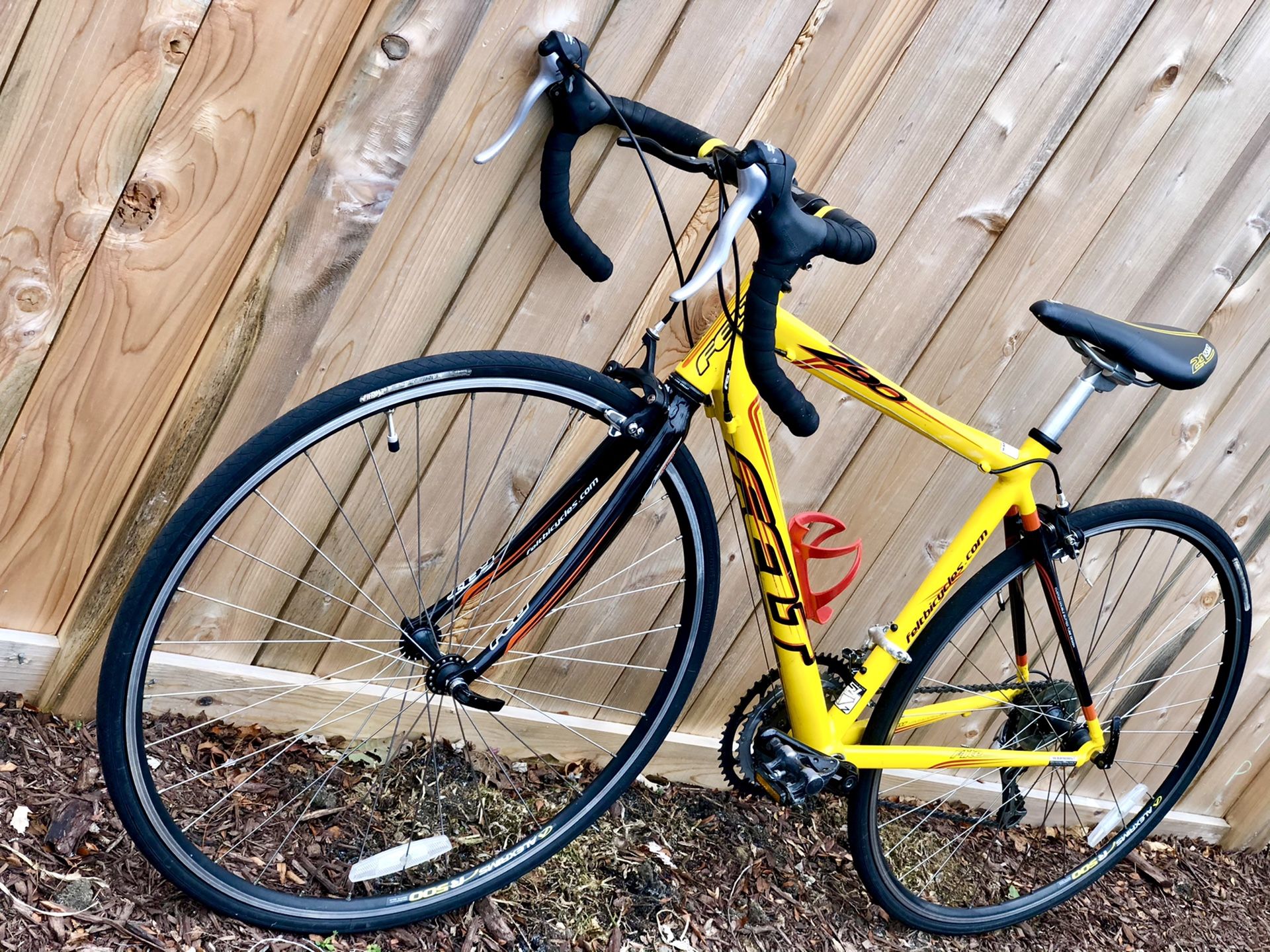 Felt z90 road bike. Ready to ride. Aluminum w carbon fork for Sale in