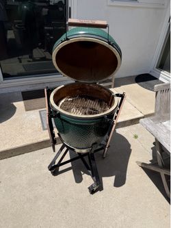 Father’s day special Big green egg size large like new barely used up for grabs cheap! memorial day special