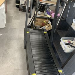 SIGNATURE FITNESS SPRINT DEMON MOTOR-LESS CURVED SPRINT TREADMILL *RETAILS FOR $1,700