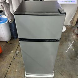 4.5 Cu.ft Mini Refrigerator with Freezer, 2 Doors Mini Fridge with Adjustable Shelves