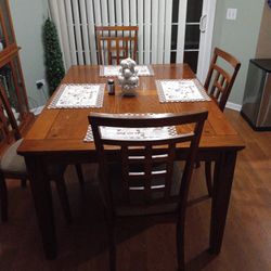 Kitchen Table  Whit  5 Chairs 