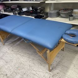 LIKE NEW CLEAN FOLDING MASSAGE TABLE BENCH CASE BLUE