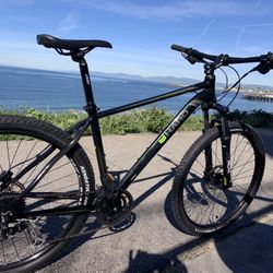 Haro Flightline 27.5 Trails. 21 Speed Medium Size Lightweight Aluminum Frame With Hydraulic Disc Brakes 