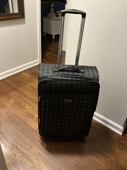 A great checking out suit case, in good condition (25” long x 18” wide x 10” deep) color green