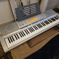 Casio WK-200 76-Key Touch Sensitive Keyboard/Digital Piano (Workstation)