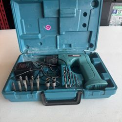 Makita 6043D Cordless 3/8” Drill w/case & Charger 4.8V 450RPM