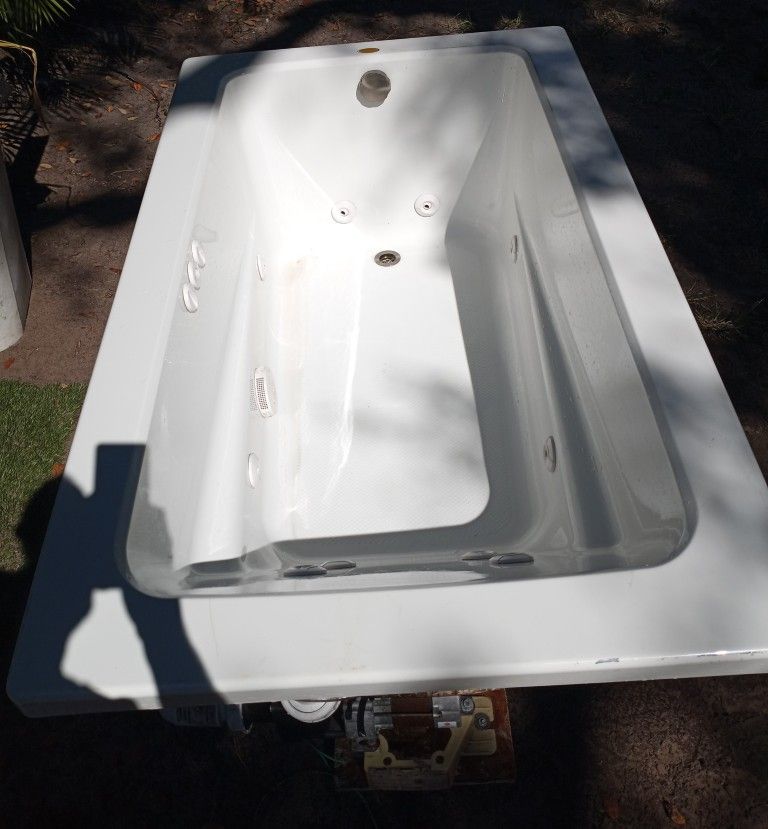 Bathtub (Jacuzzi 10 Jet Soaking Tub)