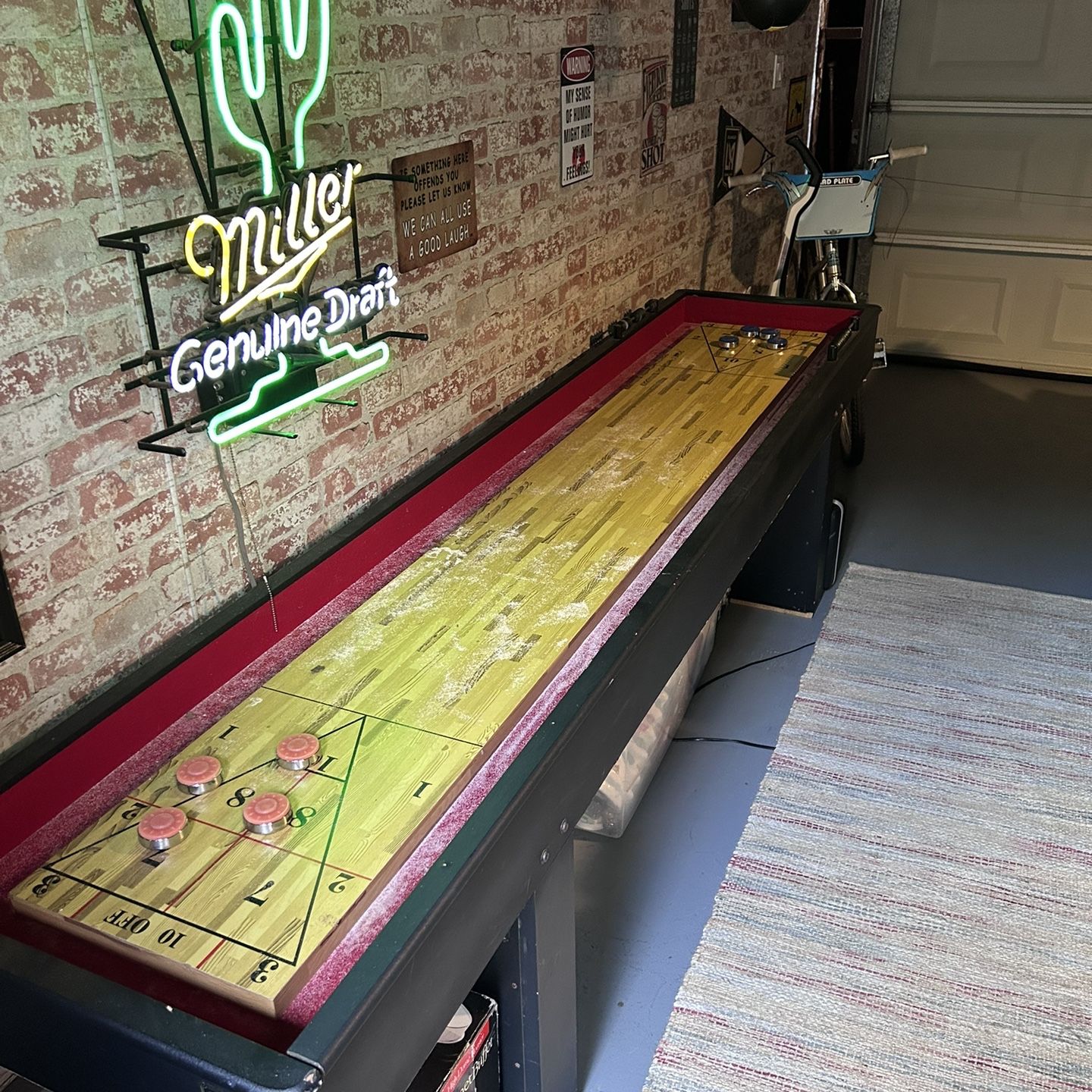 Shuffle board 