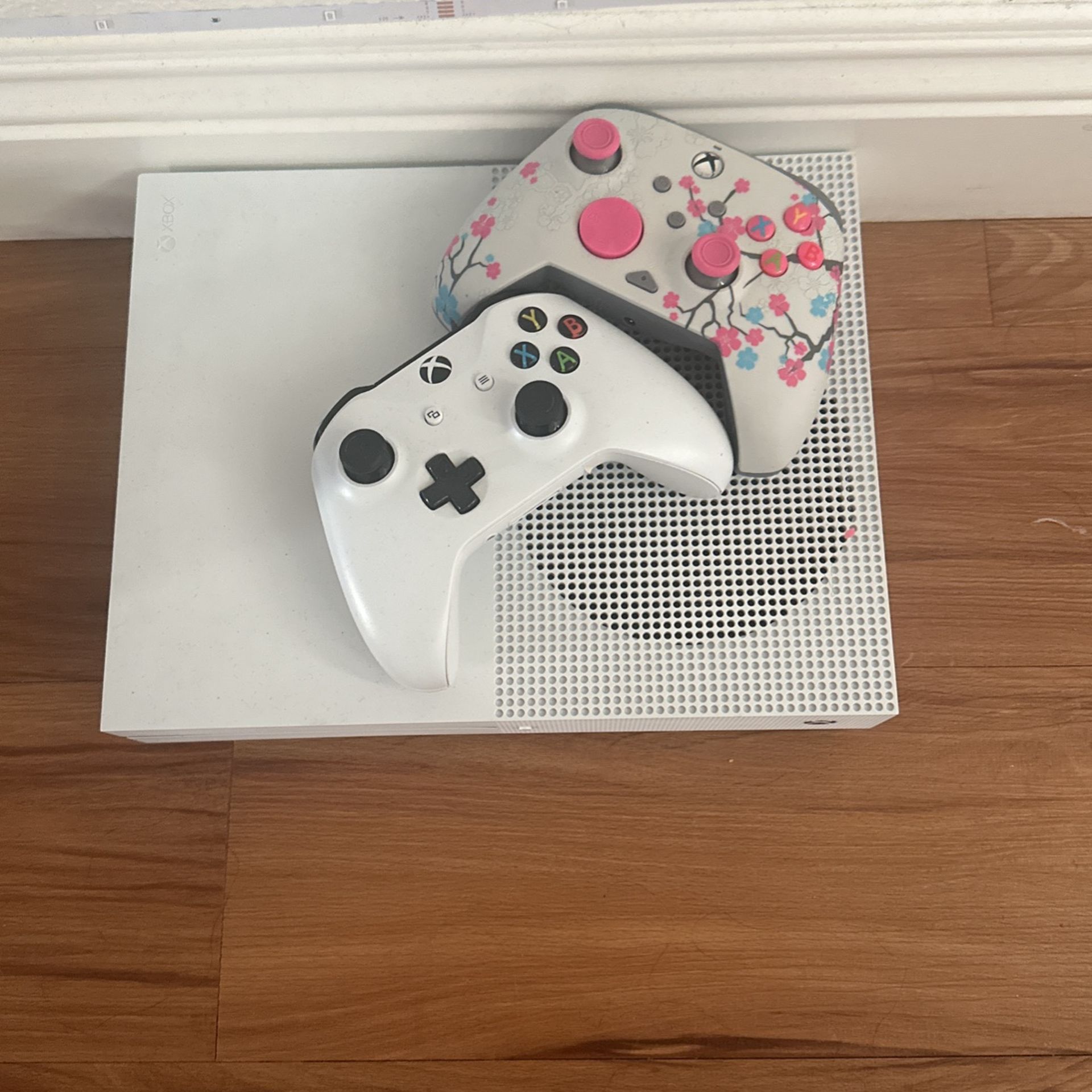 Xbox One S With Controllers