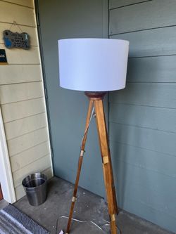 Great moving deal good condition cool 😎 lamp