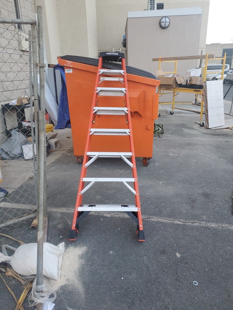 300 Lbs Fiberglass Ladder