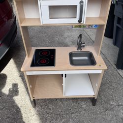 Children’s Play Kitchen