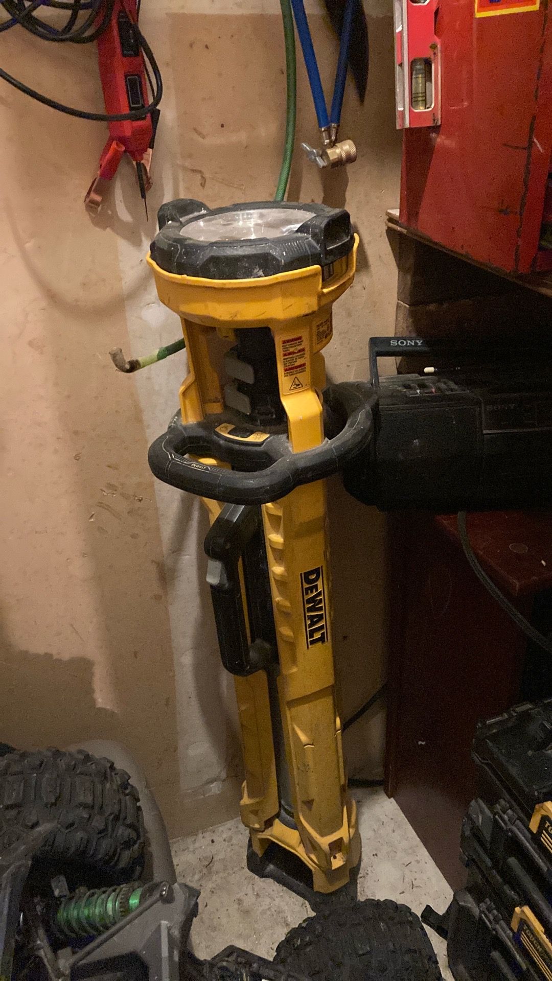 DEWALT DCL079 Tripod Light – Excellent Condition