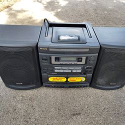Aiwa stereo boom box radio CD player speaker amplifier system
Model CS DW470U
Working.