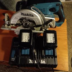 Makita circular song with batteries and charger
