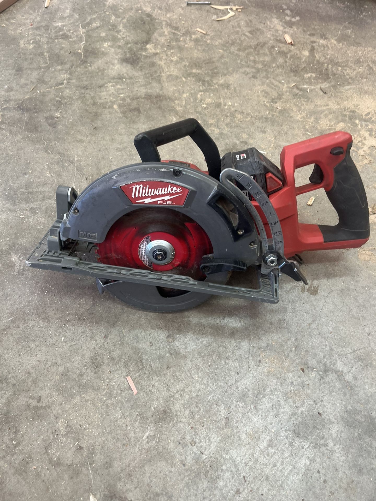 Milwaukee Skill Saw And Battery