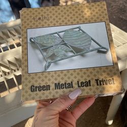 Green Metal Leaf Trivel