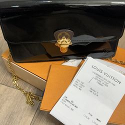 Louis Vuitton PF. https://offerup.com/redirect/?o=Q0hFUlJZTS5DSA==.VER.NOIR