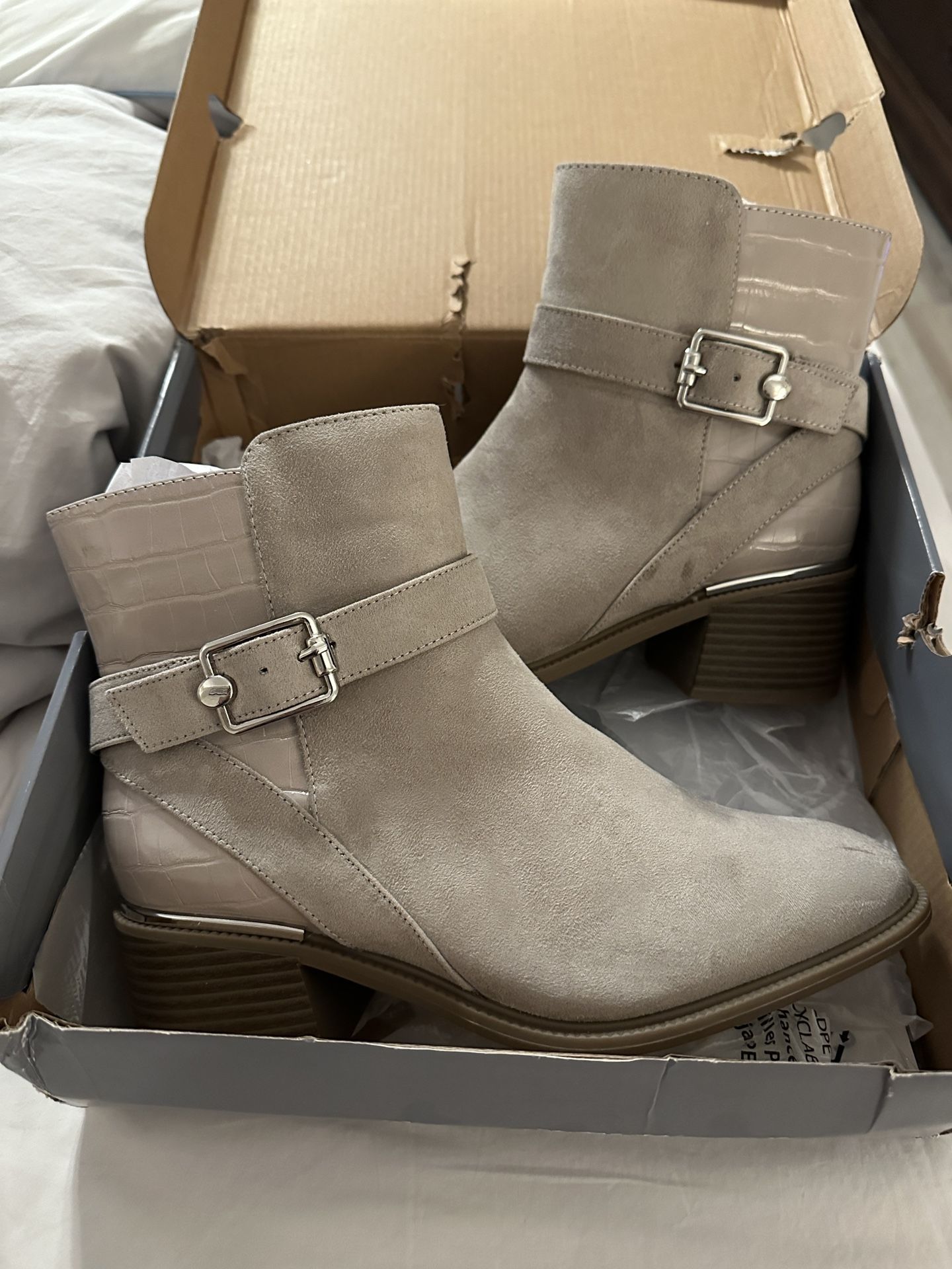 Liz Claiborne Chelsea Boots, Size 7W, New In Box