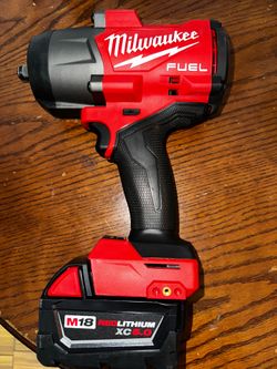 Se vende Milwaukee M18 FUEL 1/2" High Torque Impact Wrench 2967-20 (tool only)