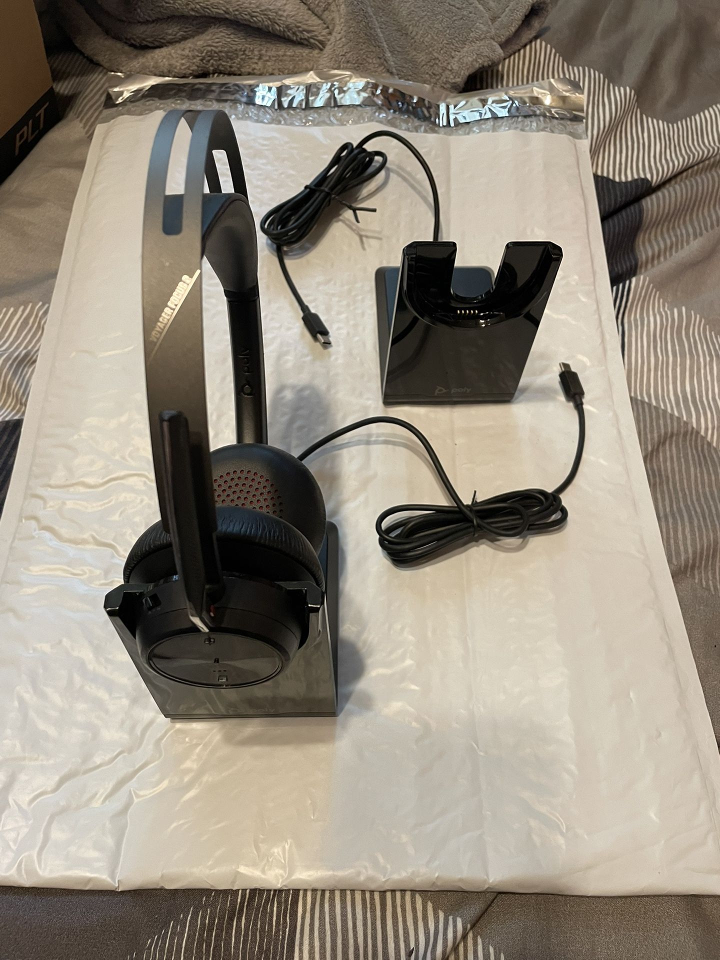 Plantronics Voyager Focus 2 Bluetooth Noise Cancelling Head Set With Extra Base 