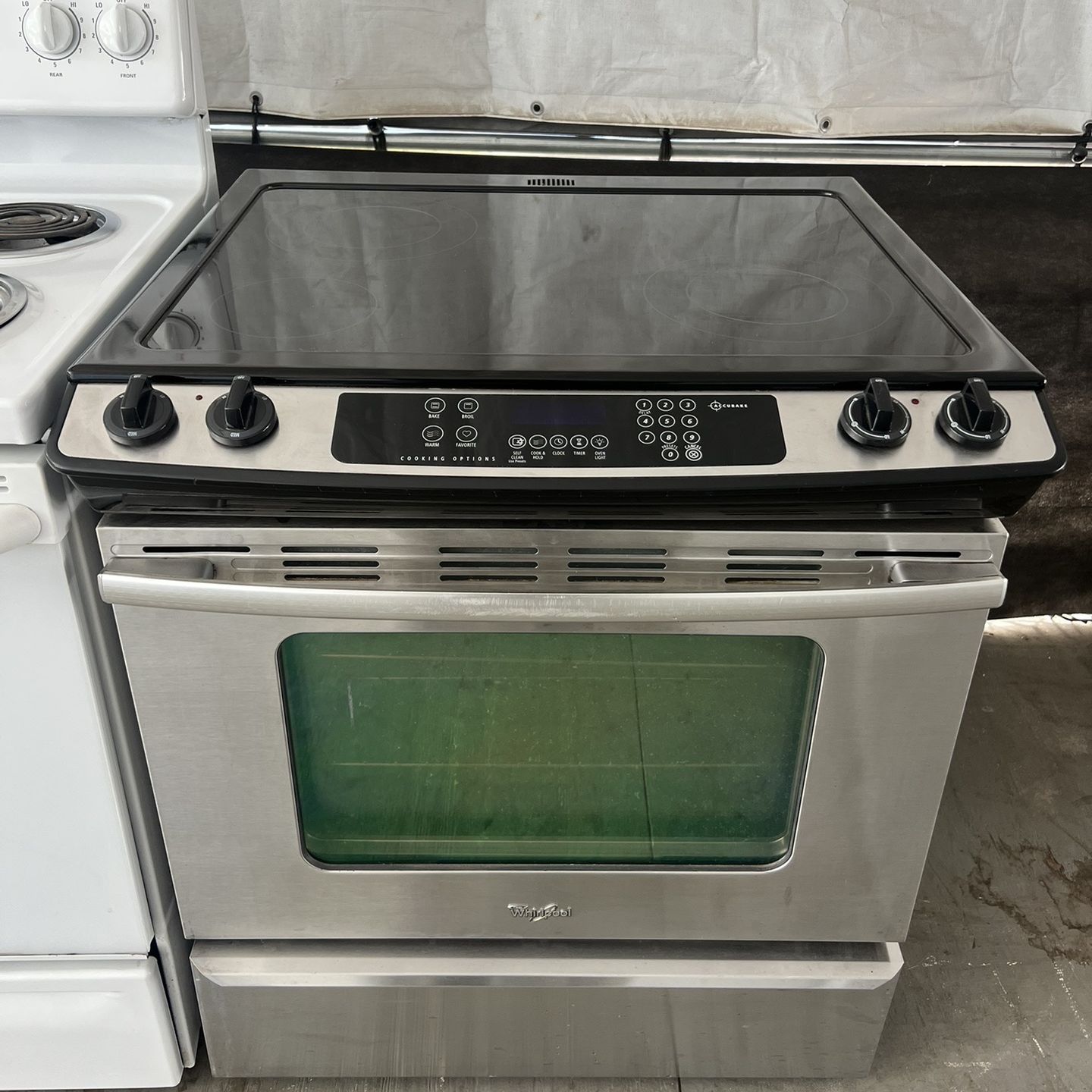 Whirlpool Glasstop Slide In Stove   60 day warranty/ Located at:📍5415 Carmack Rd Tampa Fl 33610📍