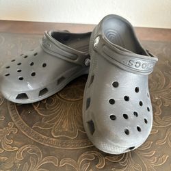 Crocs Grey https://offerup.com/redirect/?o=SnIuU3o=.1