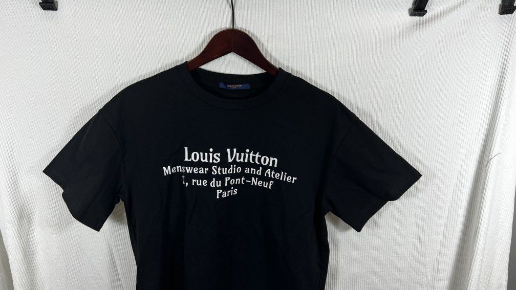 Louis Vuitton LVSE Monogram Gradient T-Shirt  Noir Blanc for Sale in  Alexandria, VA - OfferUp