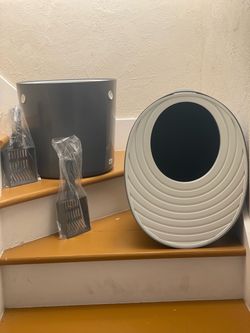 2 Used top Entry Litterboxes with 2 new scoopers