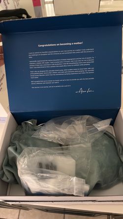 Mom med electric breast pumps