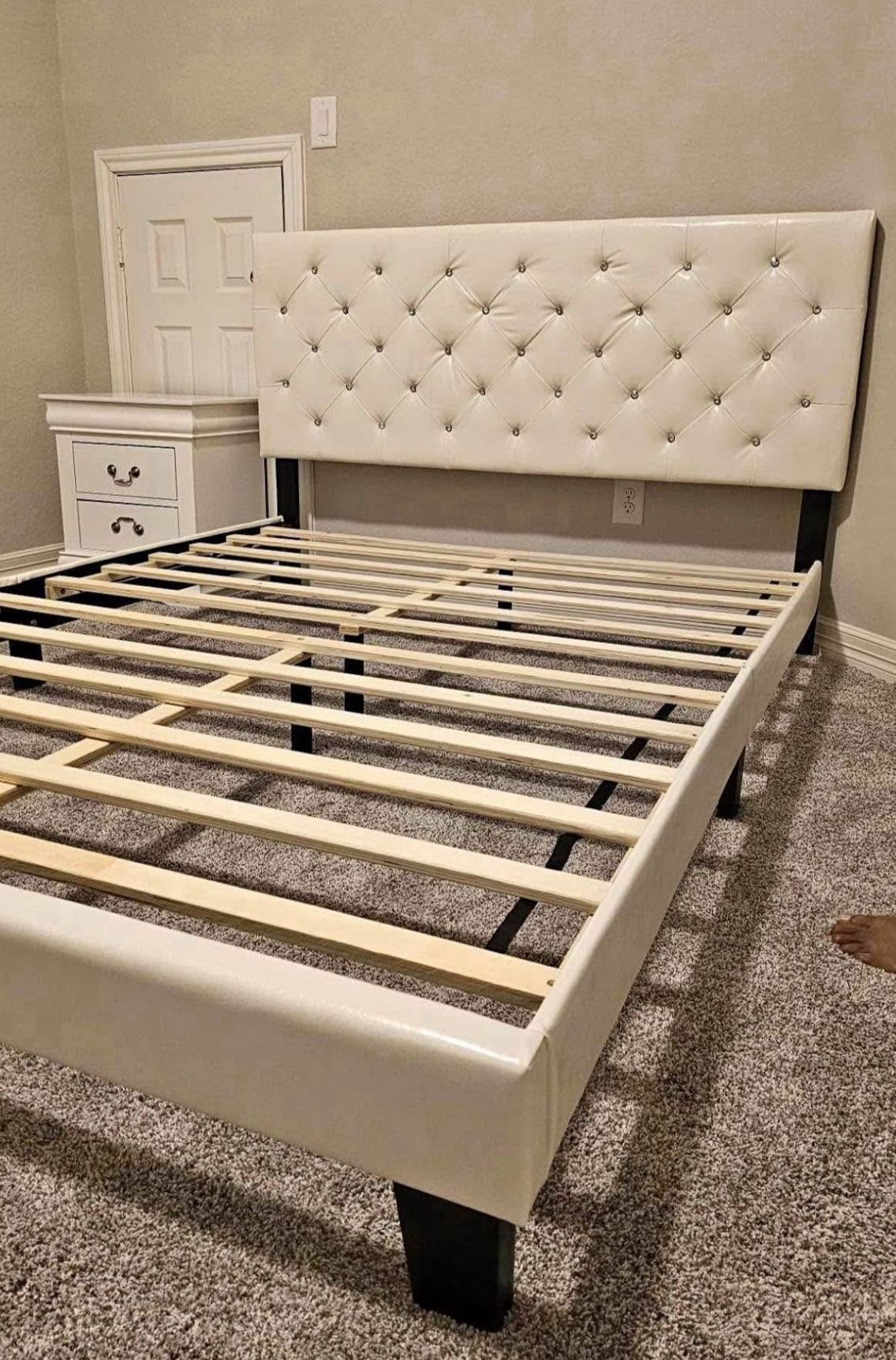 New In Box White Platform Queen & Full size bedframe with Diamonds