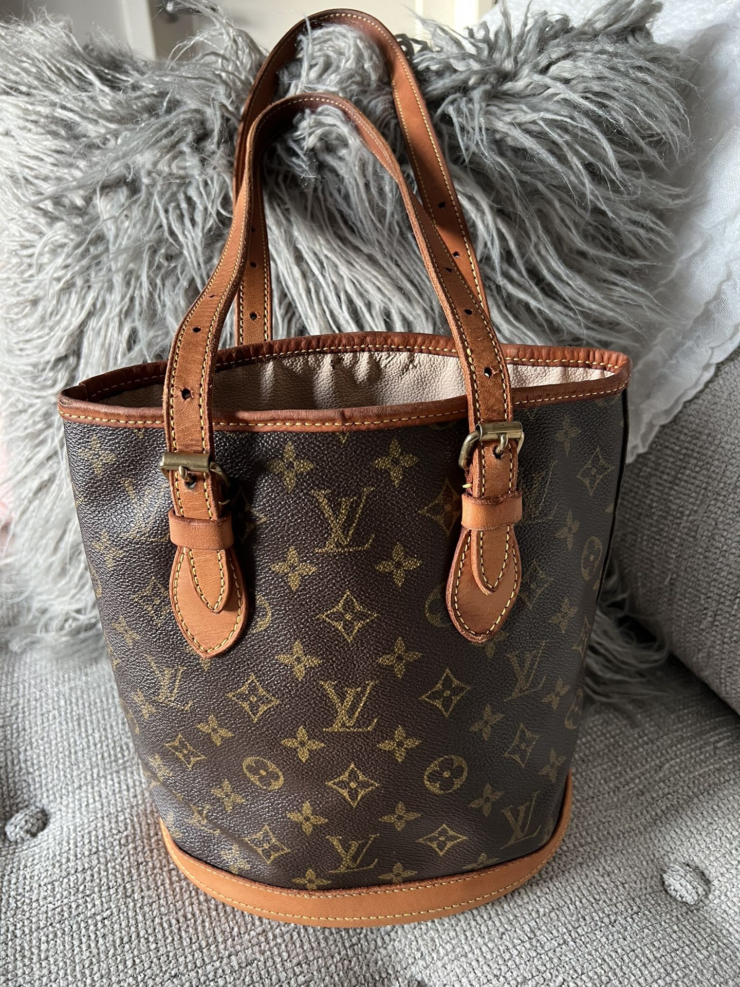 Vintage Louis Vuitton Petit Bucket Bag for Sale in Minneapolis, MN