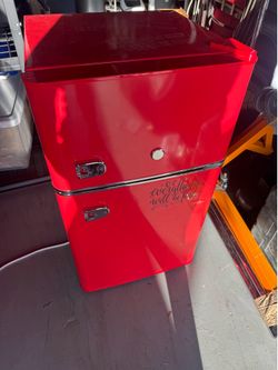 Refrigerator Compact refrigerators of this size and type (3.2 cu. ft.)