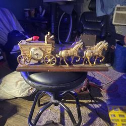 Reloj Diligencia con Caballos – Decoración Vintage – Excelente Estado

Vendo esta pieza decorativa tipo diligencia con caballos, con reloj integrado.