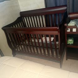 Baby Crib And Matching Changing Table Can Also Be A Toddler Bed