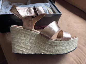 Brand New Gorgeous Rose Gold Sandals Size 9