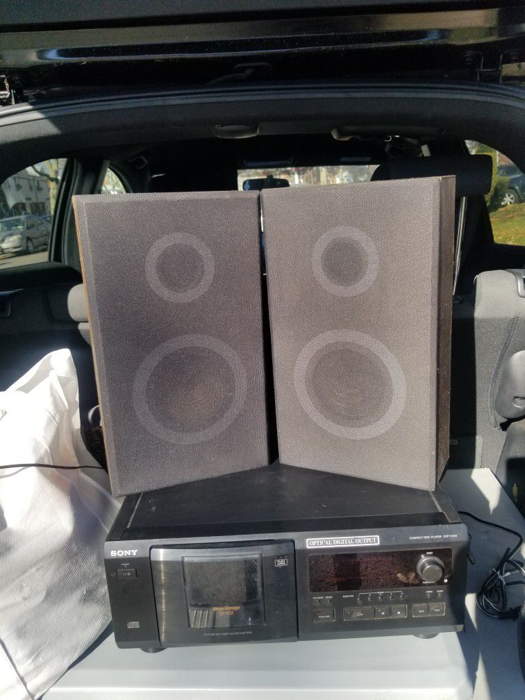 SPEAKERS SET OF TWO AND RETRO SONY  CD PLAYER  HOLDS UP TO 50 CDS.