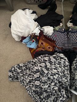 Bag of clothes woman and misc items